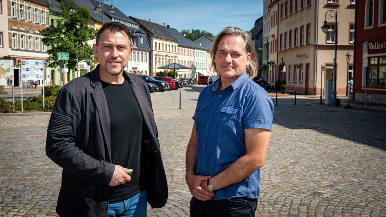 Der Leiter des Bau- und Ordnungsamtes der Stadt Waldheim Dirk Erler (rechts) ist froh, Ivo Skarke als Energieberater der Stadt Waldheim begrüßen zu können.