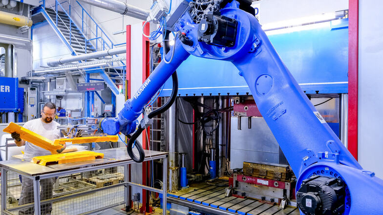 Die Mitras Composites Systems GmbH in Radeburg setzt auf Automatisierung. Dazu gehört auch dieser Roboter. Arbeitsplätze werden dadurch nicht abgebaut.