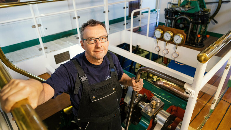 Schiffsmechaniker Frank Hempel in seinem Element: Im Maschinenraum eines Elbdampfers – hier auf der Schiffswerft in Laubegast.
