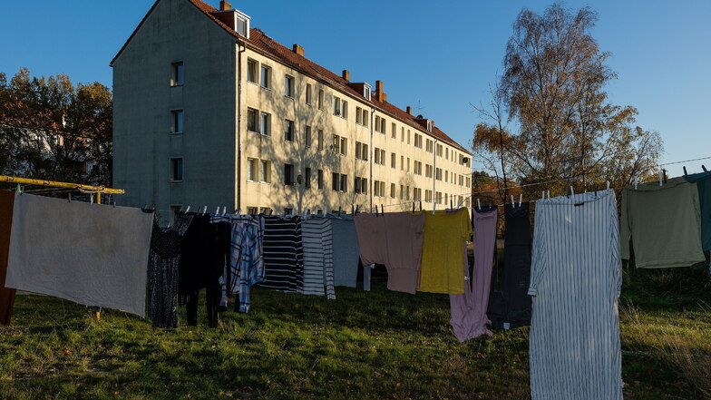Im 150-Einwohner-Dorf Mark Schönstädt bei Wurzen leben 57 Asylbewerber in einem einst für die Arbeiter eines Steinbruchs gebauten Wohnblock.