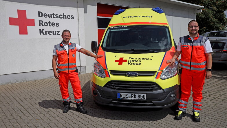 Zwei von 70 Mitarbeitern des Riesaer Rettungsdienstes: Robert Malchau (li) und Ronny Balog.