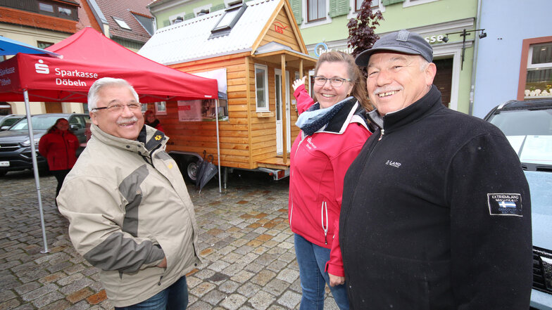 So kann das Haus der Zukunft aussehen: Günther Krug (links) und Gerd Loschinski lassen sich beim Döbelner Autofrühling das Tiny House der Sparkasse von der Beraterin Sabine Münch zeigen.