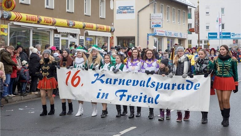 zwischen 10.000 und 12.000 Besucher zählte die Karnevalsparade in Freital in diesem Jahr.
