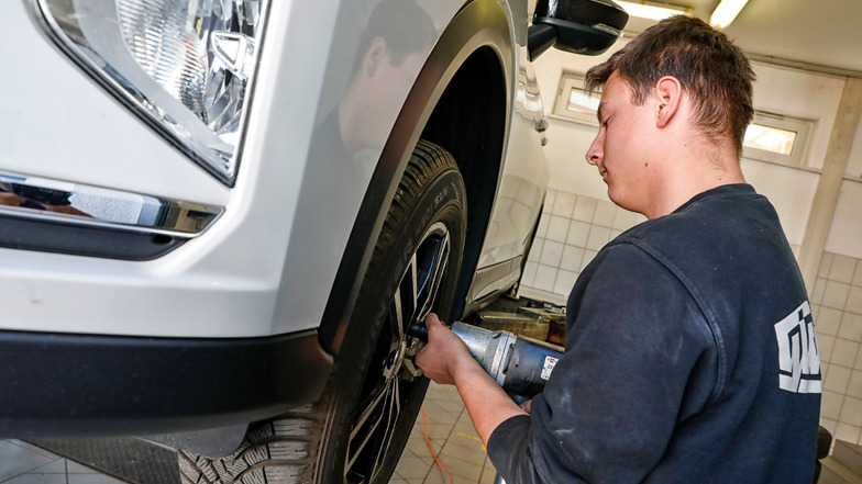 Auszubildender Kevin Stastny wechselt Reifen bei der Autodienst Glaubitz GmbH in Zittau.