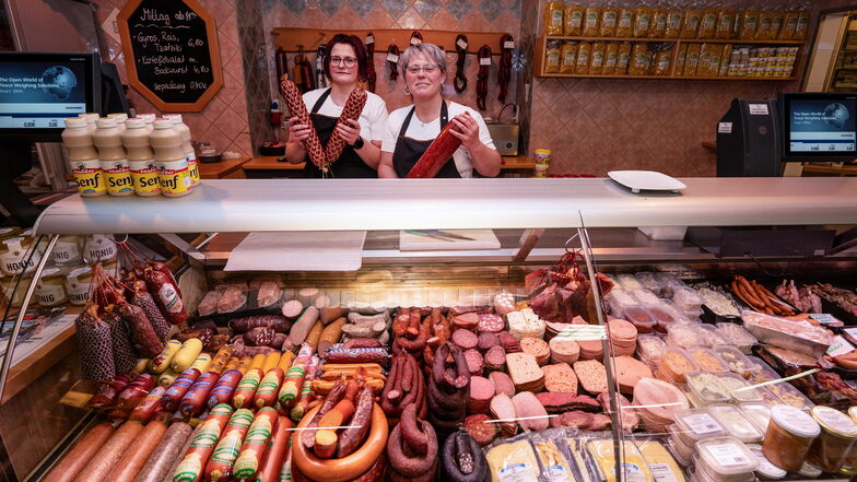 Nicole Heyderich (links) und Bianca Deglan bringen in der Fleischereiverkaufstelle in Großweitzschen die regionalen Produkte des Schicketanzhofes an die Kundschaft.