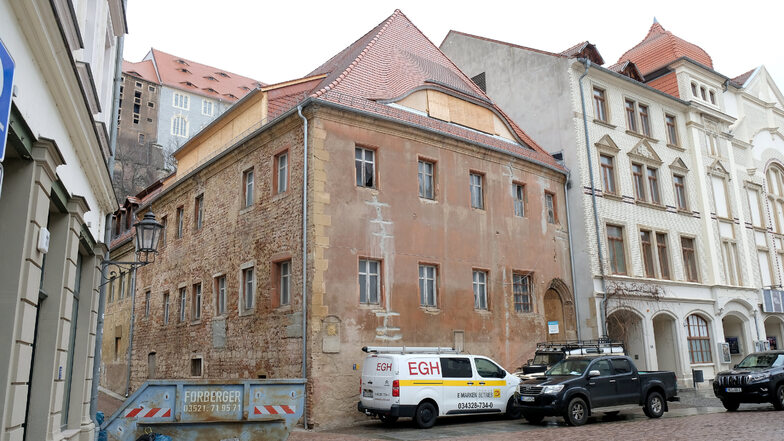 Das 1561 gebaute Haus „Sonne“ am Theaterplatz in Meißen war 1852 der erste Gasthof mit Saalbetrieb in der Porzellanstadt und wurde später als Kino genutzt. Sicherungs- und Sanierungsarbeiten verhindern den Einsturz. Es soll weiter saniert werden.