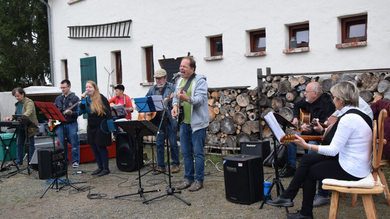 Norbert Binder singt (im grünen Shirt), begleitet vom Kneipenorchester im Erlebnishof Kasper.