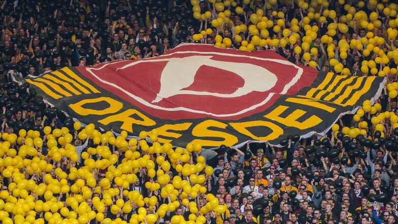 Alle in Gelb zum Klassenerhalt - dieses Motto haben Dynamos Ultras ausgegeben.