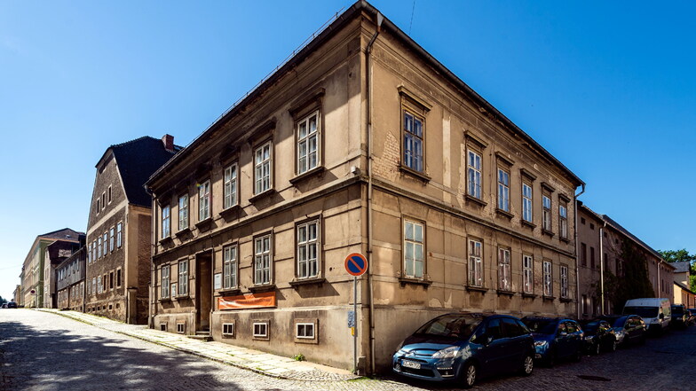 Das Gebäudeensemble der Schwesternhäuser am Zinzendorfplatz in Kleinwelka gehört zu den sieben bedrohtesten Kulturerbestätten Europas. Ein Programm soll nun bei der Rettung helfen.