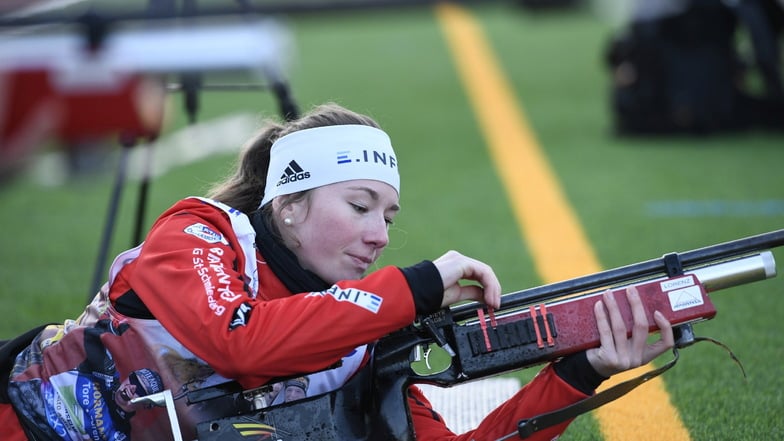 Alma Siegismund mit dem Luftgewehr im Stadion Schmiedeberg.