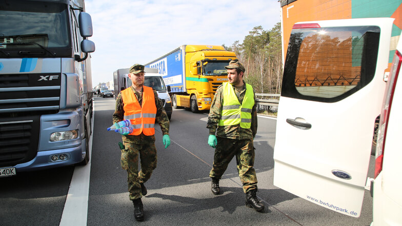 Operation Wasserflasche: Soldaten sind auf der Autobahn im Einsatz.