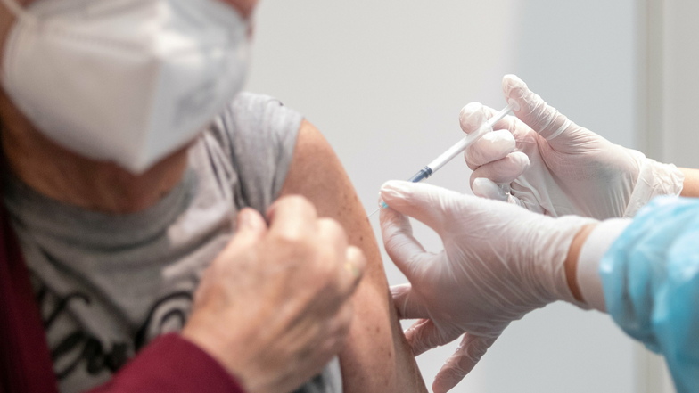 Ein Senior erhält eine Corona-Schutzimpfung mit dem Wirkstoff des Herstellers Biontech. Nach fünf Wochen stehen nun auch eine Erst- und Zweitdosis für einen 90-jährigen Riesaer zur Verfügung.