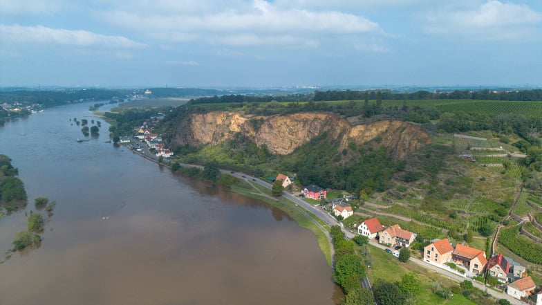 Der Pegel der Elbe steigt, wenn auch nur noch langsam, und rückt einigen Orten, wie Diesbar-Seußlitz bei Meißen, bedrohlich nahe.