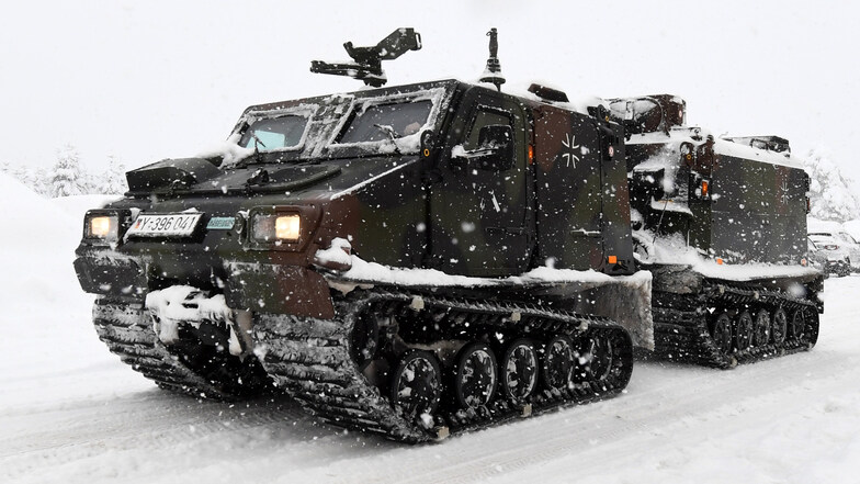 Kettenfahrzeuge der Bundeswehr werden derzeit zur Versorgung des abgeschnittenen Ortsteils Buchenhöhe eingesetzt.