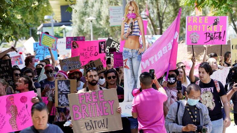 USA, Los Angeles: Britney Spears-Anhänger nehmen an einem Protest teil im Rahmen einer Gerichtsanhörung zur Vormundschaft der Popsängerin im Stanley Mosk Courthouse.