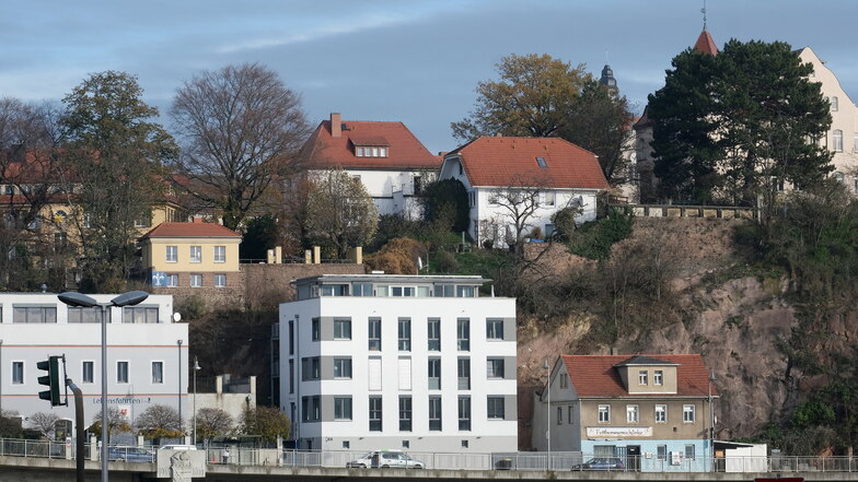 Das rote Dach seines Hauses (o. r.) würde Hans-Ulrich Schumann gerne für eine Solaranlage nutzen. Der hier erzeugte Strom würde für ihn und zwei weitere Haushalte reichen.