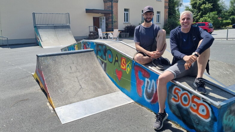 Ludwig (links) und Christian sind die beiden neuen Jugendsozialarbeiter. Hier sitzen sie auf der Skateranlage am Bruno-Thum-Weg vor dem Jugendzentrum.