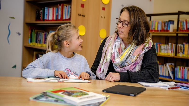 Mit witzigen Geschichten und Lesepaten finden auch Büchermuffel zum Lesen.