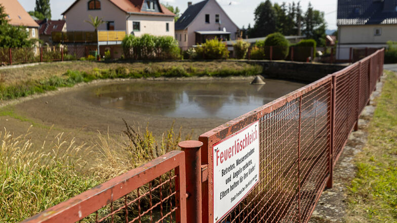 Der Löschteich in Somsdorf scheint undicht zu sein und trocknet seit Jahren aus, berichten die Einwohner.