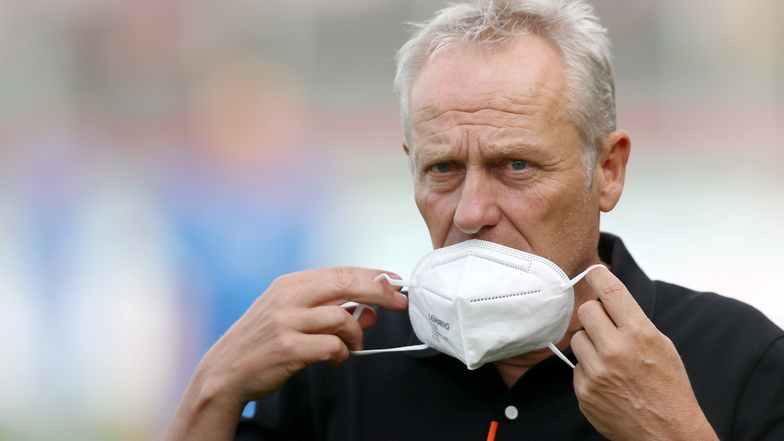 Maske auf, aber definitiv keinen Maulkorb angelegt: Trainer Christian Streich vom SC Freiburg redet Klartext.