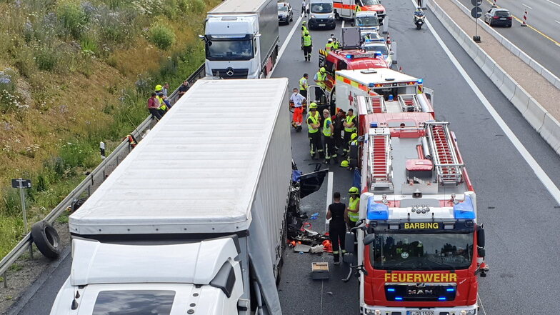 Bayern, Regensburg: Rettungskräfte am Unfallort auf der Autobahn A3.