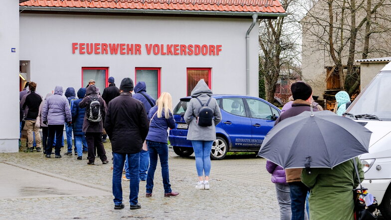 Schlangestehen am Dienstag am Gerätehaus der Volkersdorfer Feuerwehr. Impfwillige mussten bis zu drei Stunden warten. Dafür bekamen aber auch alle bis auf drei der Gekommenen ihre Spritze.