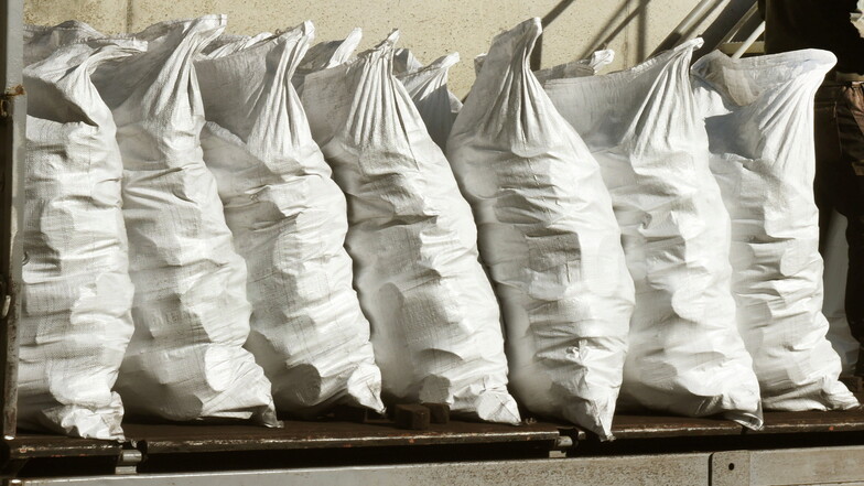 Beim Brennstoffhändler "Kohlen sparen" stehen mit Braunkohle befüllte Säcke für Kunden.