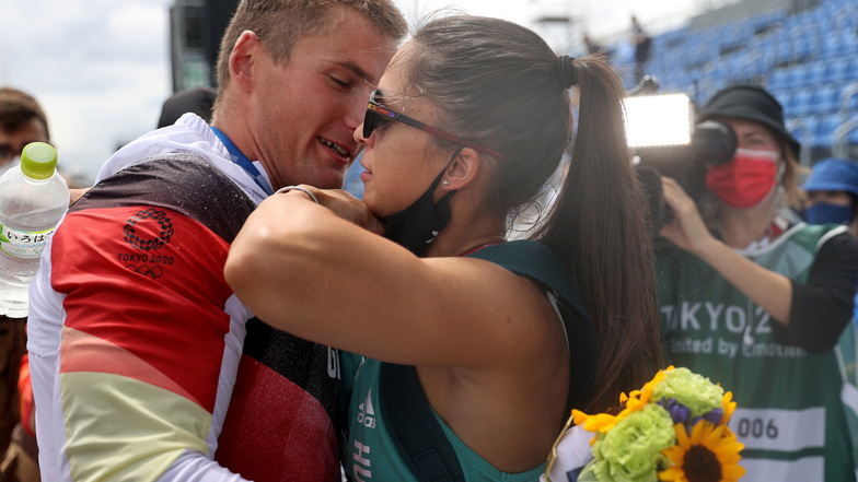 Wiedersehen nach der Goldfahrt: Tom Liebscher umarmt seine Freundin Dora Lucz, selbst Weltklasse-Kanutin aus Ungarn.