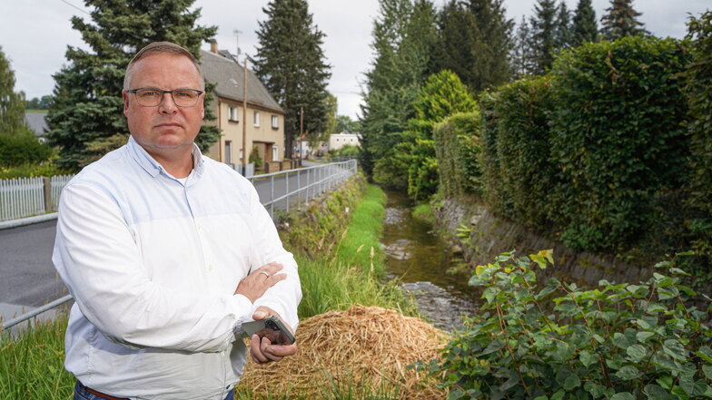 An der Wilthener Straße in Neukirch sollen demnächst Hochwasserschäden beseitigt werden. Doch Bürgermeister Jens Zeiler (CDU) hätte gerne mehr vorbeugenden Hochwasserschutz.