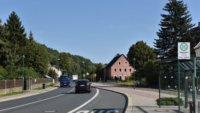 Hier in Ulberndorf an der Bundesstraße B 170 ist eine neue Werbetafel geplant. Dippser Stadträte sehen das kritisch.