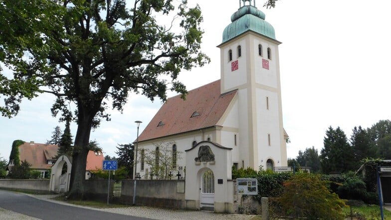 Die Kirche: Die evangelische St.-Georgs-Kirche ist 108 Jahre alt, hat wunderschöne Malereien und Fresken des schlesischen Malers Joseph Langer und ist jederzeit zu besichtigen.