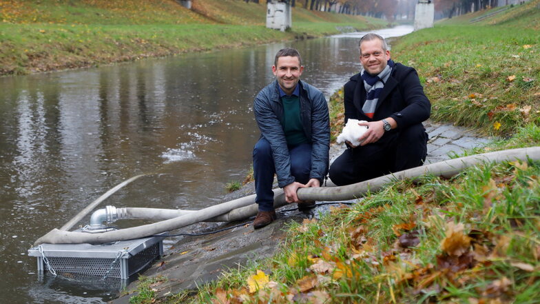 Die Wissenschaftler Christoph Steffan (links) und Thomas Gubsch pumpen aus der Mandau warmes Wasser ab, entziehen ihm Energie und pumpen ein Wasser-/Eis-/Schneegemisch zurück in den Fluss.