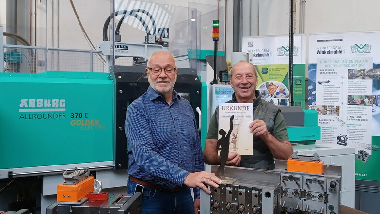 Die Firmengründer Karl-Heinz Berthold (rechts) und Hartmut Baumgart freuen sich über die Auszeichnung der Werkzeugbau Winkelmühle GmbH.