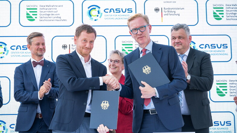 Sachsens Regierungschef Michael Kretschmer und Wolf-Dieter Lukas, damals Staatssekretär im Bundesforschungsministerium, unterzeichneten vor einem Jahr ein Abkommen über die künftige Finanzierung des Casus-Institutes in Görlitz.