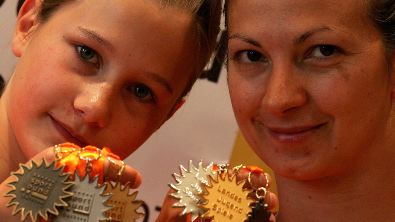 Im Alter von elf Jahren präsentierte Tina Punzel 2007 an der Seite von Annett Gamm die Medaillen der Landesjugendspiele.