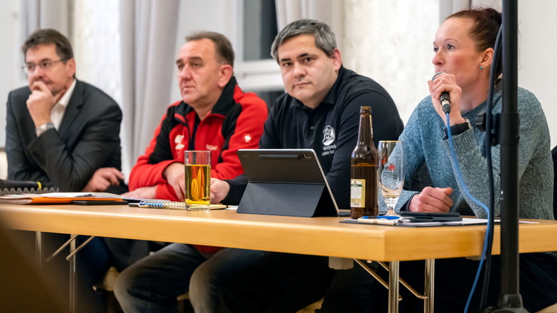 Hanka Owsian, Christoph Hasse, Ingo Karsch und Hohnsteins Bürgermeister Daniel Brade (v.r.) bei der Gesprächsrunde im Erblehngericht Lichtenhain.
