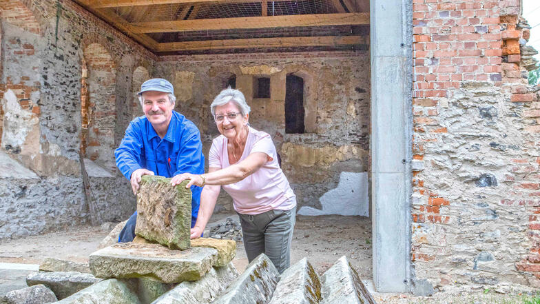 Ralf Zscherper und Hannelore Risse vom Verein zur Förderung des Wiederaufbaus der Kirche zu Canitz zeigen das mittlerweile überdachte Innere des Gebäudes. Bei der Notsicherung soll es nicht bleiben. Der Verein träumt vom Wiederaufbau.