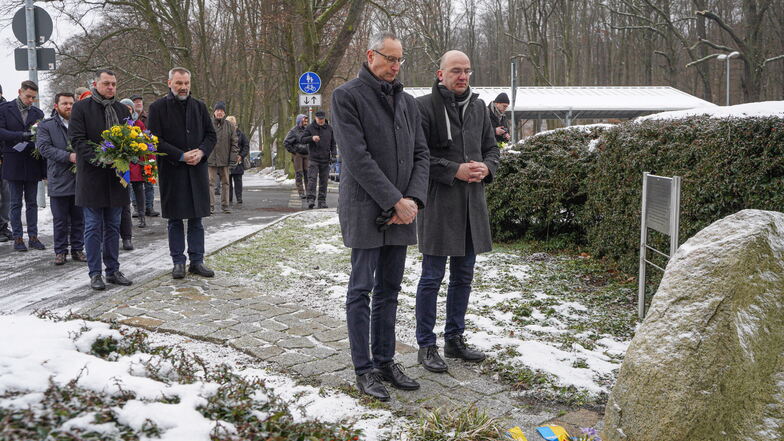 Am Gedenkstein für die Opfer des Außenlagers des KZ Groß-Rosen an der Neuschen Promenade in Bautzen fand am Freitag ein Gedenken statt. Daran nahmen auch OB Karsten Vogt ( vorn links) und Finanzbürgermeister Dr. Robert Böhmer (r.) teil.