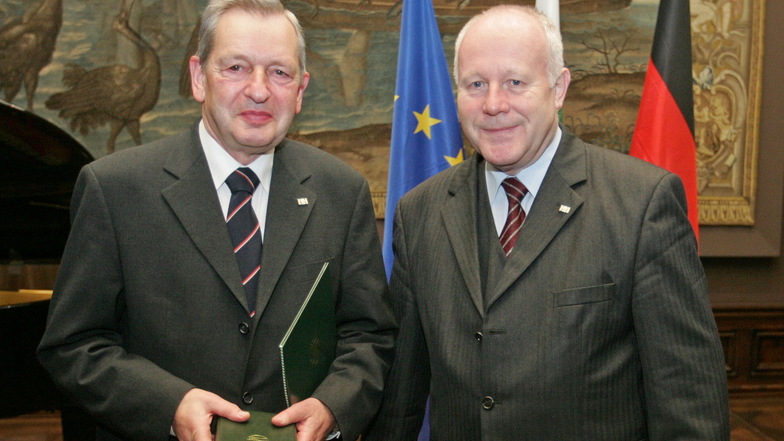 2004 wurde Heinrich Magirius (l.) der Sächsische Verdienstorden überreicht vom damaligen Ministerpräsidenten Georg Milbradt (r.).