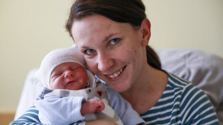 Yvette Kunert mit ihrem Sohn Simon. Weil er eine Infektion hatte, musste er nach der Geburt in Zittau betreut werden.