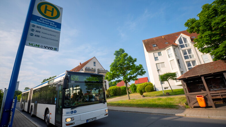Bushaltestelle Meißner Berg in Radeburg mit einem Bus der Linie 456. Zwei Drittel aller Nahverkehrs-Abo-Kunden sind im Bereich des VVO zum Deutschlandticket gewechselt. Weil es preiswerter ist.