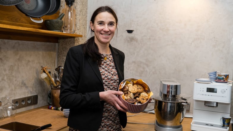 Ines Hofmann, Geschäftsführerin des Städtischen Klinikums Görlitz, präsentiert einen Teil der Plätzchen, die sie mit Freundinnen gebacken hat.