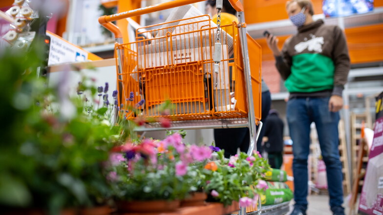 Abgestelltes Geschäft: Baumärkte dürfen in Sachsen doch nicht für private Heimwerker öffnen – reine Gartenmärkte schon.