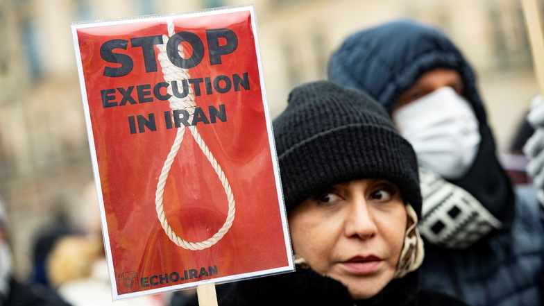 Ein Frau protestiert gegen das Iran-Regime .