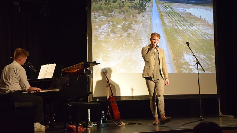 Felix Räuber (r.) und Justin Lehmann-Friese singen in Hoyerswerda das neue Lied der Folge „Wie klingt Glauben“.