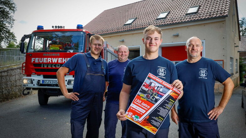 Florian Brückner, Ralf Röllig, Leon Pawelczyk und  Ortswehrleiter Swen Strejcek (v.l.) bereiten mit ihren Kameraden das Fest zu "130 Jahre Löschwesen Wiesa" vor. Gefeiert wird am 7. und 8. September 2024.