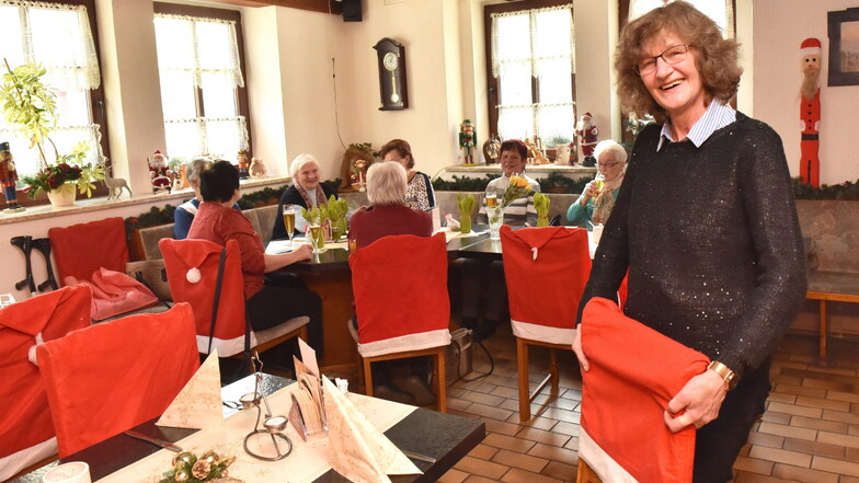 Über die Weihnachtsfeiertage kann Mitarbeiterin Beate Krause keine freien Plätze mehr in der Gaststätte Alte Schmiede in Freital anbieten.