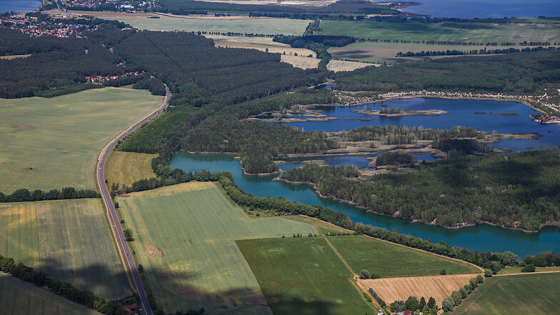 Das ist der westliche Teil des Erikasees. Das Gewässer erstreckt sich von Laubusch am Stadtgebiet von Lauta vorbei bis Lauta Dorf (unten am Bildrand) und die B 96 in Richtung Großkoschen (links oben zu erkennen). Erst aus der Vogelperspektive werden die