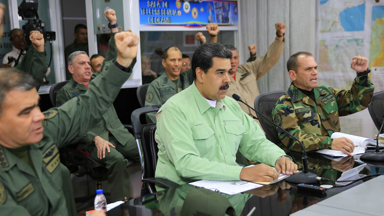 Im Konflikt um die humanitäre Hilfe für Venezuela hat Machthaber Nicolas Maduro die Schließung der Grenze zum Nachbarland Brasilien angeordnet. 