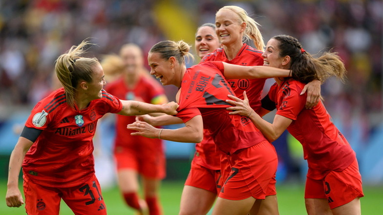 Der FC Bayern München feiert im Rudolf-Harbig-Stadion: Die Fußballerinnen setzten sich im Supercup gegen den VfL Wolfsburg durch. Klara Bühl (2.v.l.) erzielte den Siegtreffer zum 1:0.